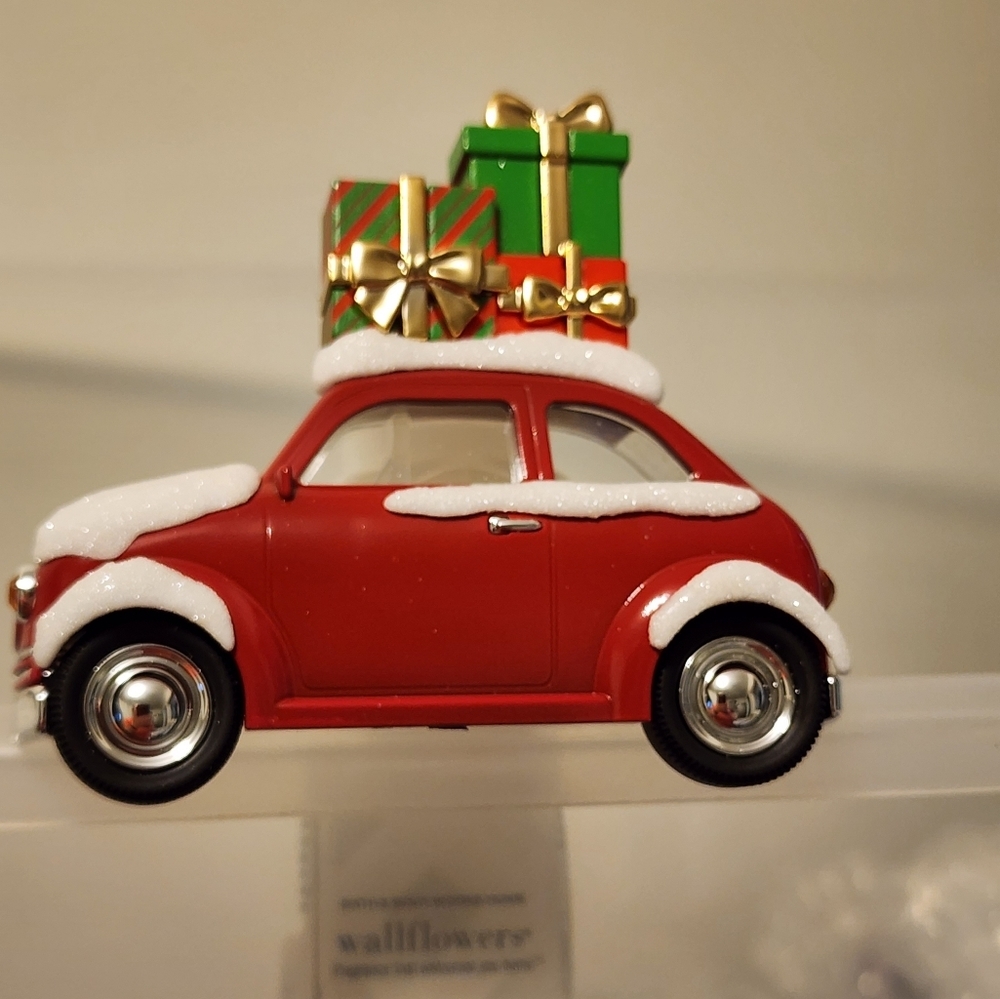 Bath & body works holiday car with tree presents wallflower plug NWt